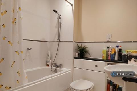 1 bedroom in a flat share to rent, Kendrahall Road, South Croydon, CR2
