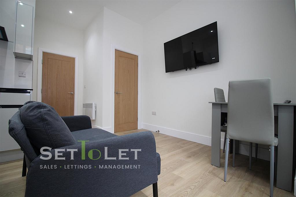 Apartment in Leicester - View 3