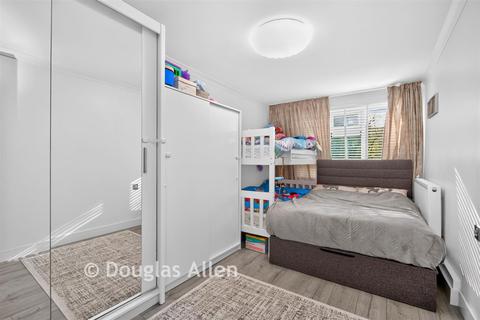 1 bedroom flat for sale, Hitchin Close, Romford RM3