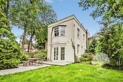 4 bedroom semi-detached house to rent, Charnwood Road, Uxbridge UB10
