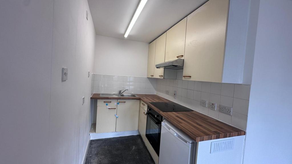 Apartment in Dagenham - View 5