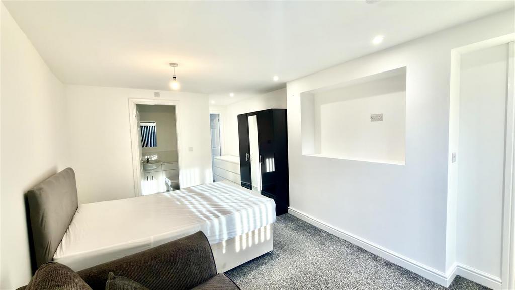 Apartment in Sutton Coldfield - View 3