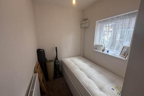 2 bedroom flat to rent, East Meade, Manchester