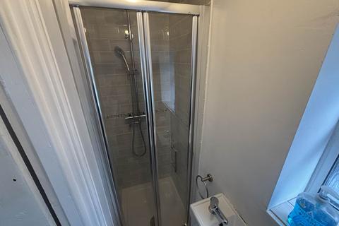 2 bedroom flat to rent, East Meade, Manchester