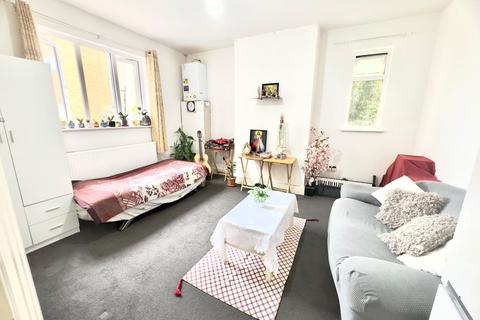 2 bedroom flat to rent, Western Court, 5