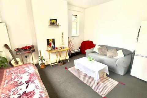 2 bedroom flat to rent, Western Court, 5