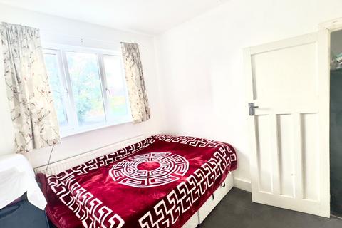 2 bedroom flat to rent, Western Court, 5