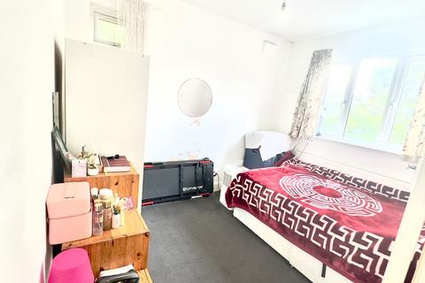2 bedroom flat to rent, Western Court, 5