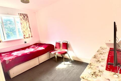 2 bedroom flat to rent, Western Court, 5
