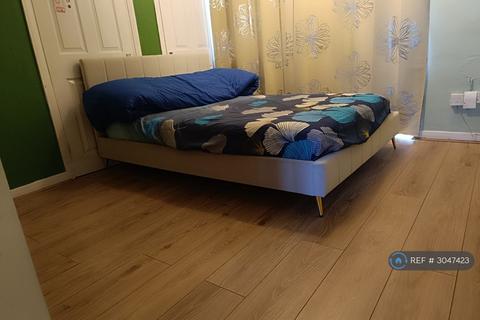 1 bedroom in a flat share to rent, Cherrydown Walk, Romford, RM7