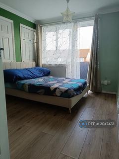 1 bedroom in a flat share to rent, Cherrydown Walk, Romford, RM7
