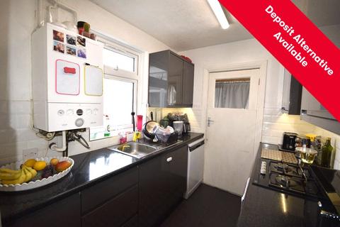 3 bedroom maisonette to rent, Dorset Road, Mitcham CR4