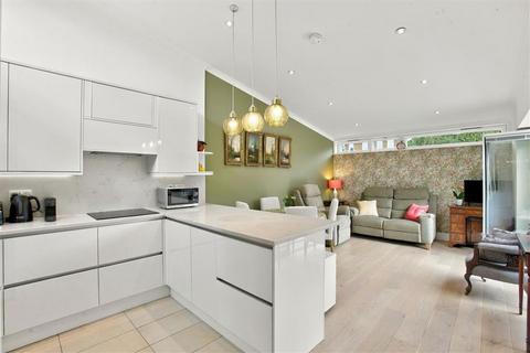 2 bedroom bungalow for sale, Berkeley Road, London SW13