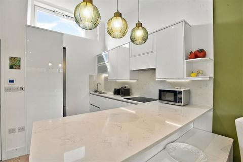 2 bedroom bungalow for sale, Berkeley Road, London SW13