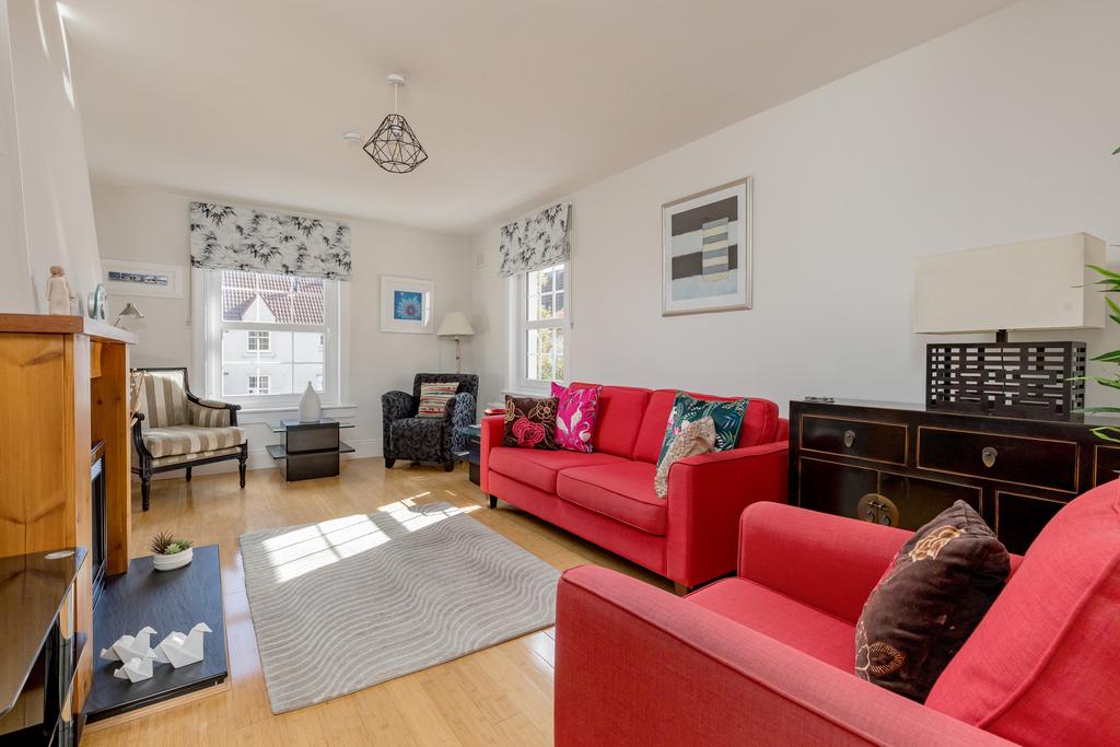 Apartment in Edinburgh, Craigcrook, Blackhall - View 2