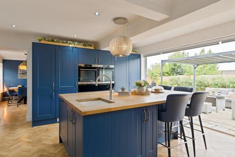 4 bedroom detached house for sale, Church Street, Burham