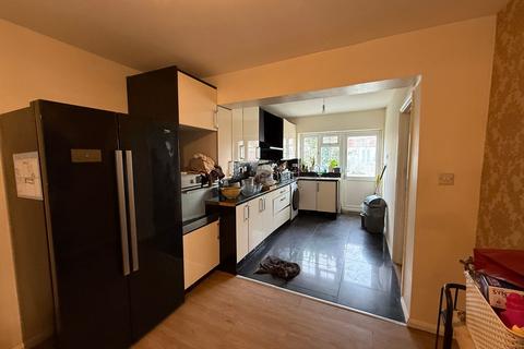 4 bedroom semi-detached house to rent, Waltham Avenue, Hayes, UB3