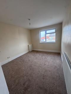 3 bedroom flat to rent - Uxbridge Road, Hayes UB4