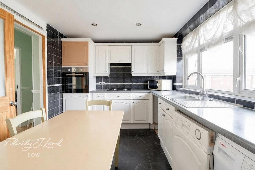 Apartment in ILFORD - View 3