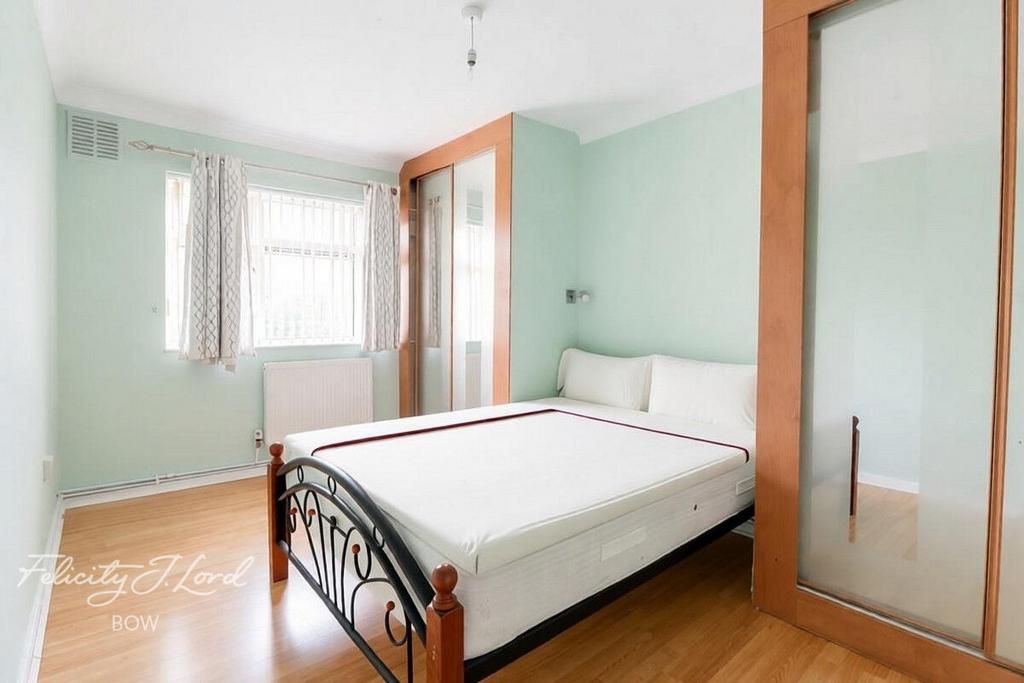 Apartment in ILFORD - View 4