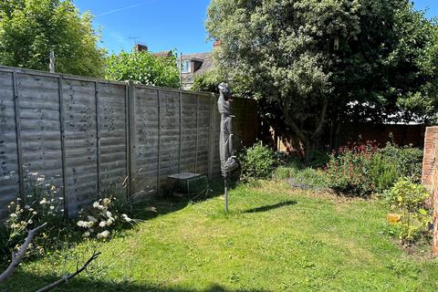 2 bedroom flat to rent, Cheriton Road, Folkestone, CT19
