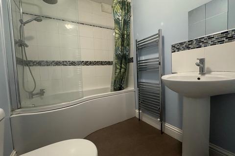 2 bedroom flat to rent, Cheriton Road, Folkestone, CT19