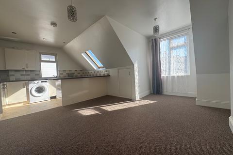 2 bedroom flat to rent, Cheriton Road, Folkestone, CT19