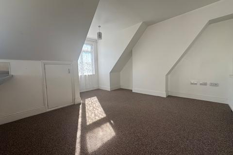2 bedroom flat to rent, Cheriton Road, Folkestone, CT19
