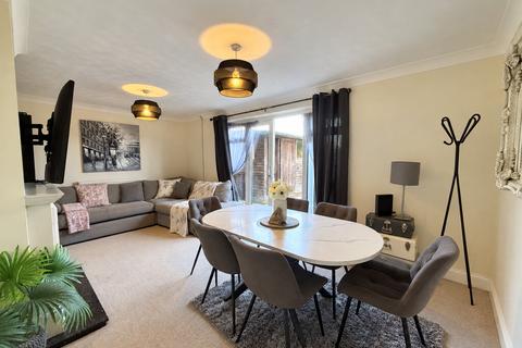 3 bedroom terraced house to rent, Edison Road, Stevenage