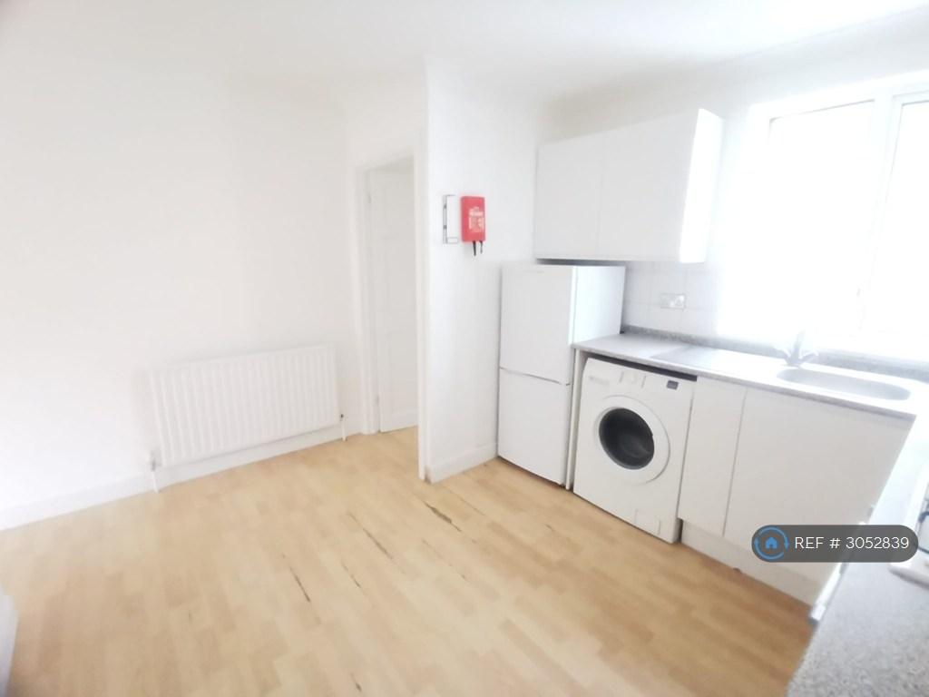 Apartment in Reading - View 4