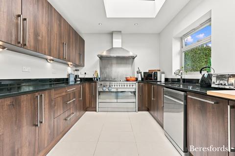 4 bedroom semi-detached house for sale, Oliver Road, Shenfield, CM15
