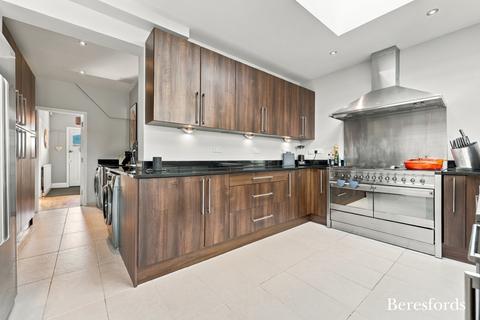 4 bedroom semi-detached house for sale, Oliver Road, Shenfield, CM15