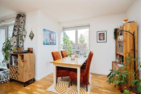 2 bedroom flat for sale, Crowndale Place, Walthamstow, E17