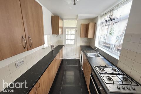 3 bedroom semi-detached house to rent, Taunton Avenue, Luton