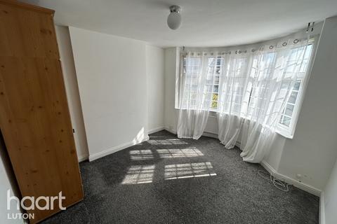 3 bedroom semi-detached house to rent, Taunton Avenue, Luton