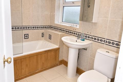 4 bedroom semi-detached house to rent, Waltham Avenue, Middlesex UB3