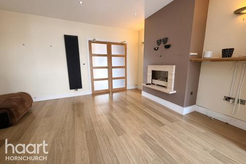 6 bedroom semi-detached house to rent, Ferro Road, Rainham