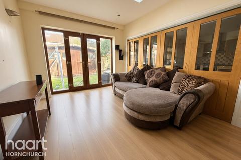 6 bedroom semi-detached house to rent, Ferro Road, Rainham