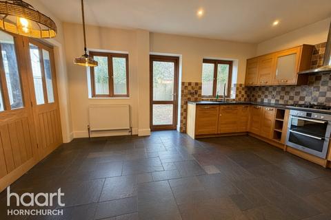 6 bedroom semi-detached house to rent, Ferro Road, Rainham