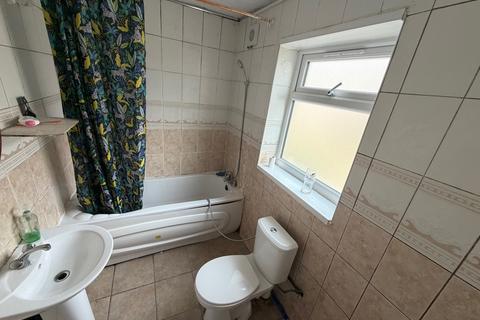 3 bedroom end of terrace house to rent, Lonsdale Road, Smethwick, B66