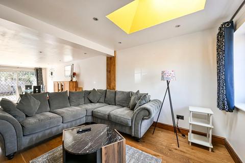 3 bedroom detached house to rent, Buckingham Drive, Luton LU2