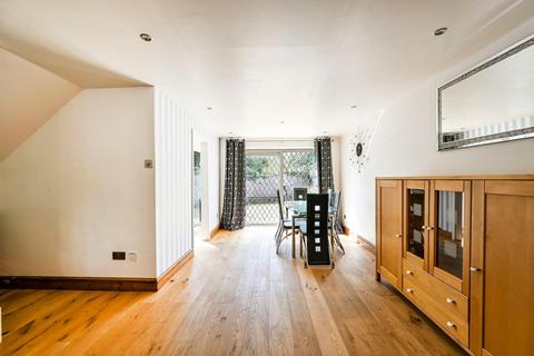 3 bedroom detached house to rent, Buckingham Drive, Luton LU2