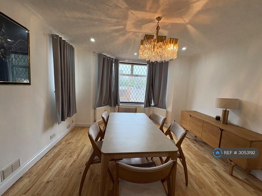 House in London, Hendon - More