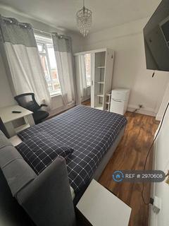 1 bedroom in a flat share to rent, Clapham High Street, London, SW4