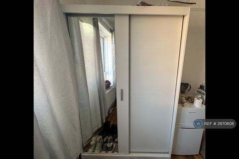 1 bedroom in a flat share to rent, Clapham High Street, London, SW4