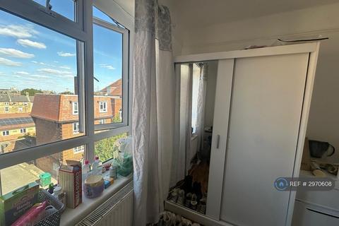 1 bedroom in a flat share to rent, Clapham High Street, London, SW4