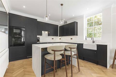 3 bedroom flat for sale, Priests Bridge, London SW14