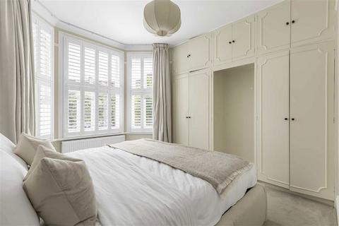 3 bedroom flat for sale, Priests Bridge, London SW14