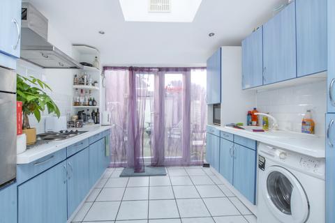 3 bedroom townhouse to rent, Ivanhoe Close, Uxbridge UB8