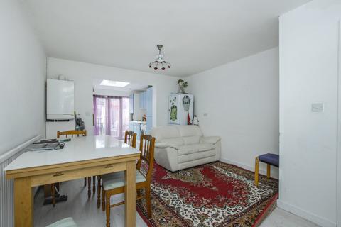 3 bedroom townhouse to rent, Ivanhoe Close, Uxbridge UB8